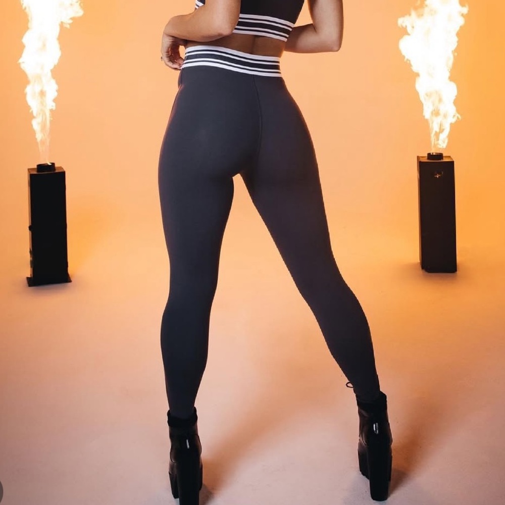 Buffbunny Assassin Grey Banded Leggings Med